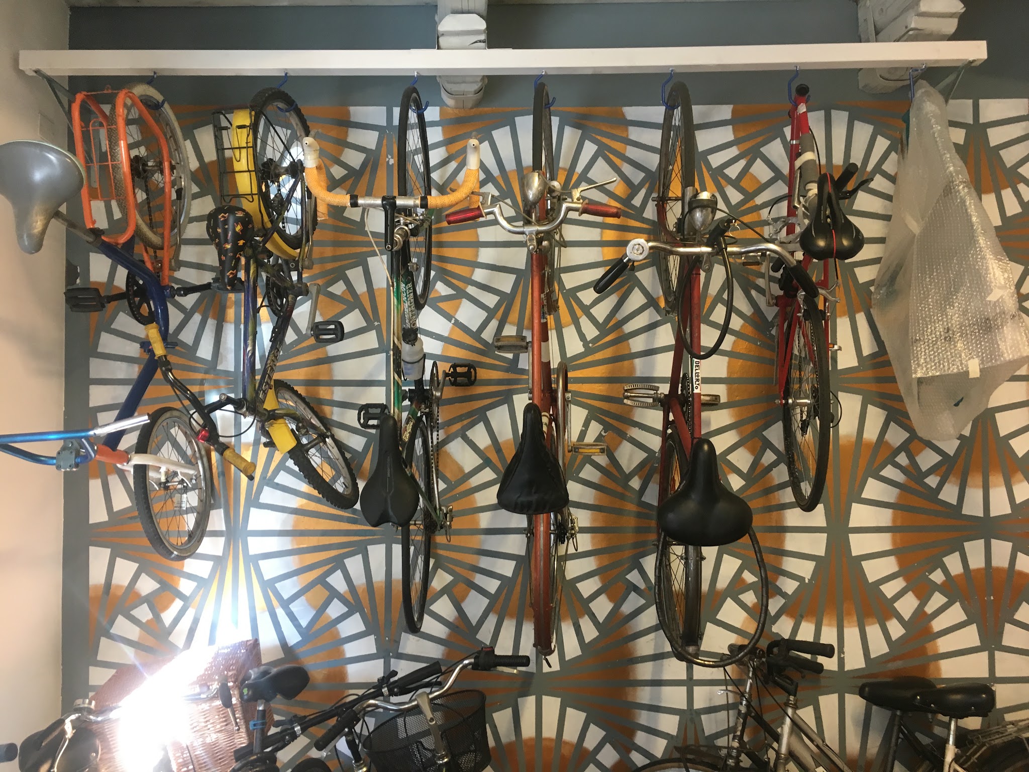 Biciclette appese alla parete geometrica di Doctor Bike