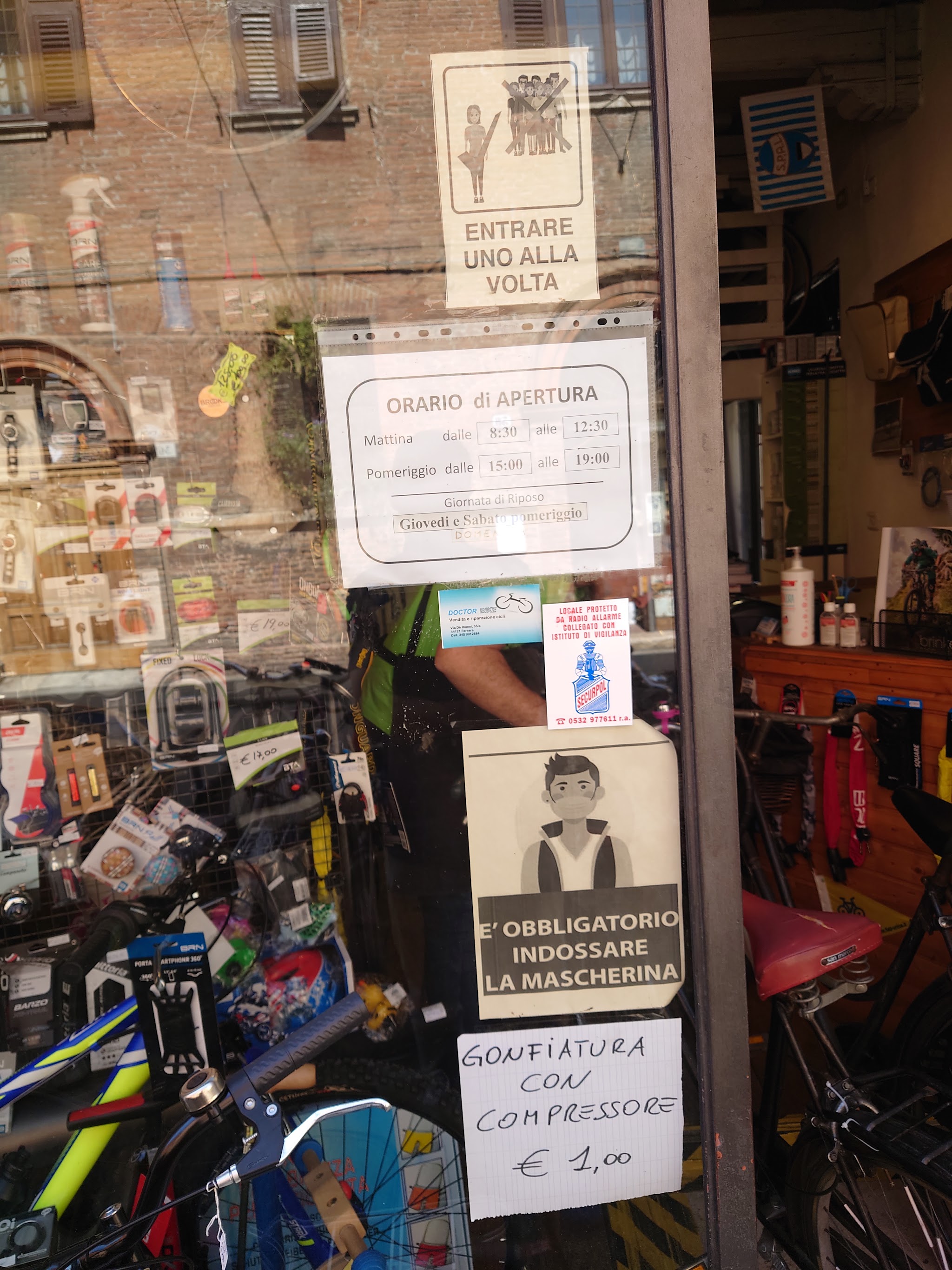 Ingresso di Doctor Bike con cartello degli orari
