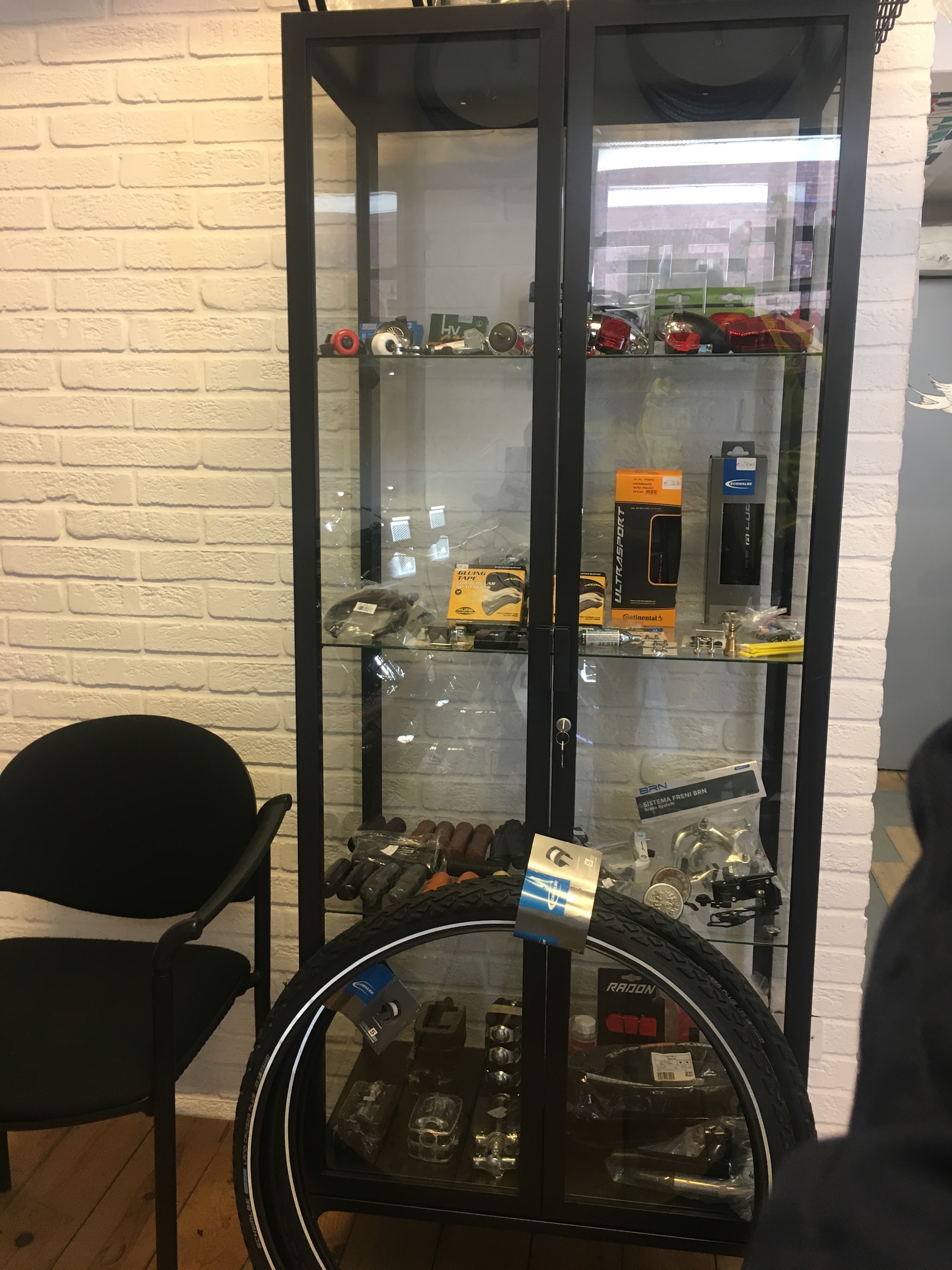 Componenti, pneumatici e ricambi nella vetrina di Doctor Bike