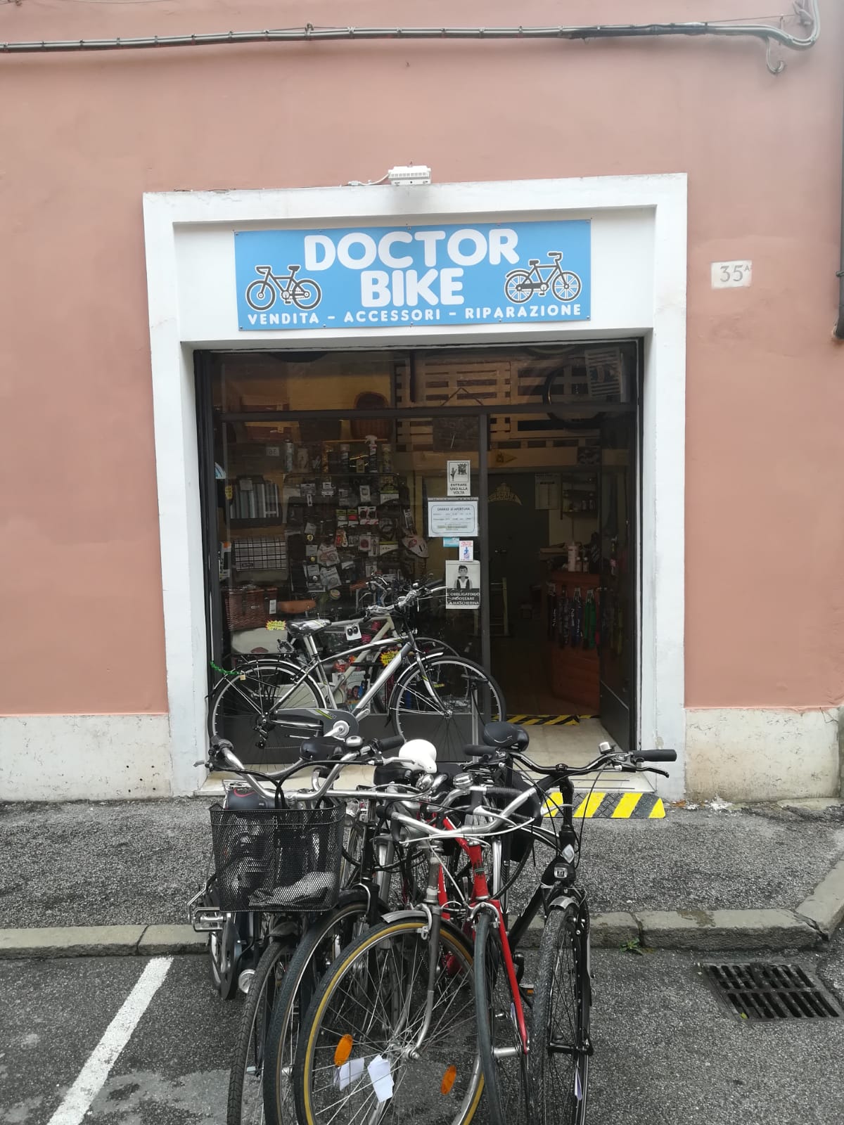 Ingresso aperto di Doctor Bike con biciclette davanti alla vetrina